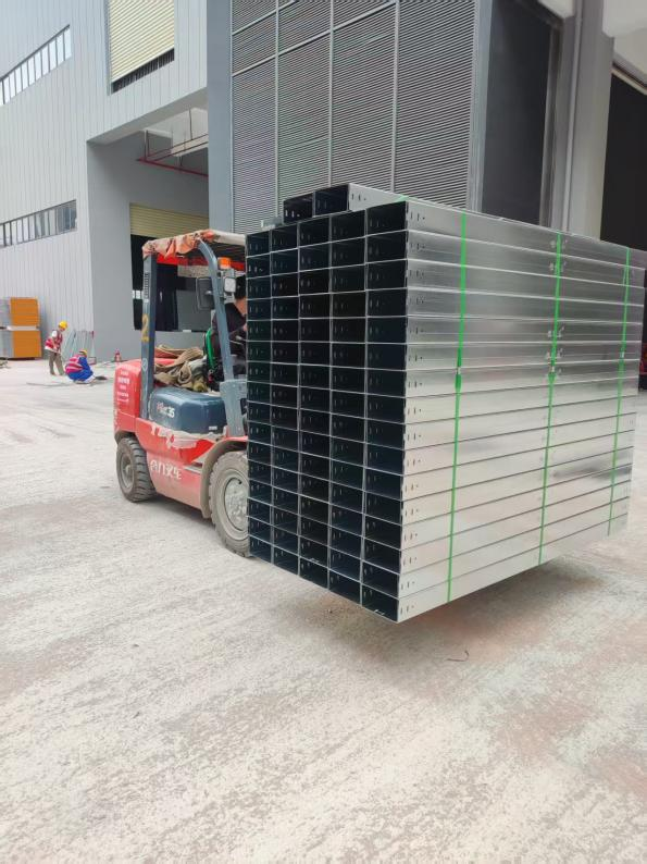 恒诚泰电气顺利完成东莞某工业区镀锌桥架交付, 助力园区基础建设(图1) 恒诚泰电气顺利完成东莞某工业区镀锌桥架交付, 助力园区基础建设(图1)