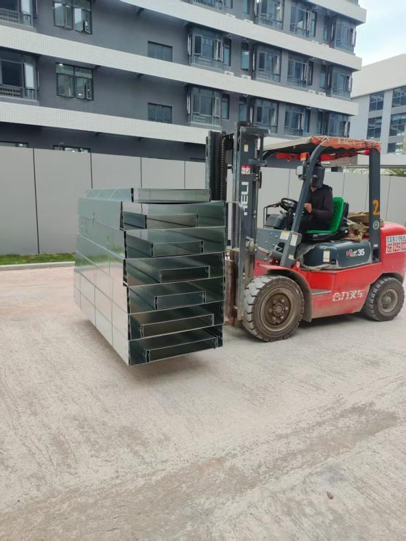 恒诚泰电气顺利完成东莞某工业区镀锌桥架交付, 助力园区基础建设(图3) 恒诚泰电气顺利完成东莞某工业区镀锌桥架交付, 助力园区基础建设(图3)